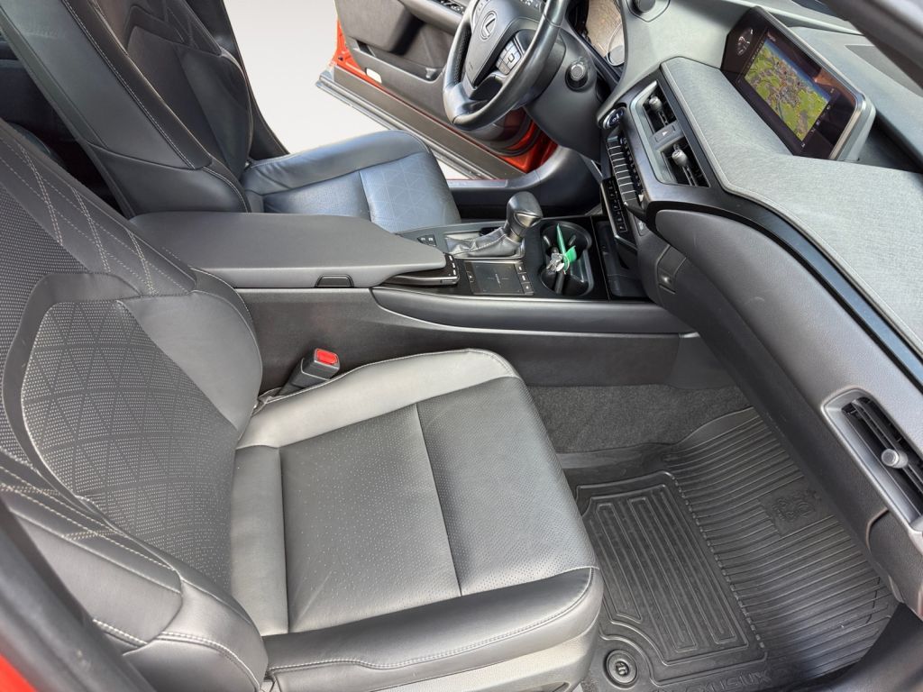 Fahrzeugabbildung Lexus UX 250h  (E-FOUR) Luxury Line