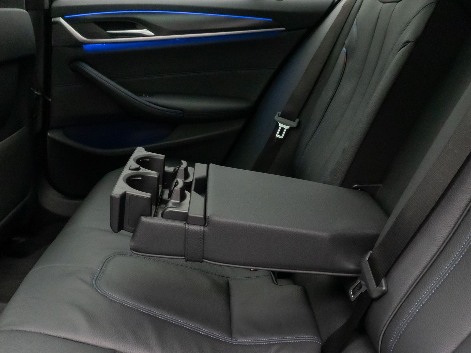 Fahrzeugabbildung BMW 530d xD M Sport Panorama Kamera HUD HiFi Komfort