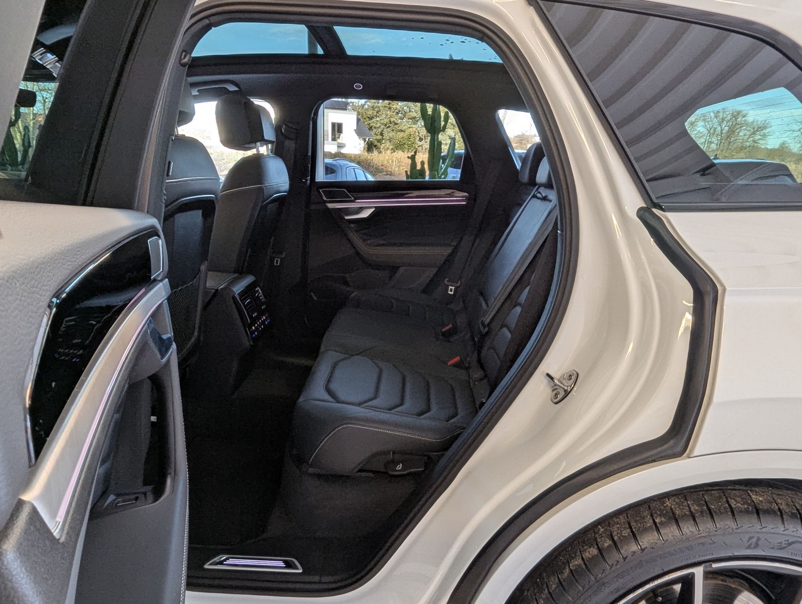 Fahrzeugabbildung Volkswagen Touareg 3.0TDI 4M R-Line VOLL Black 22" UPE 114T