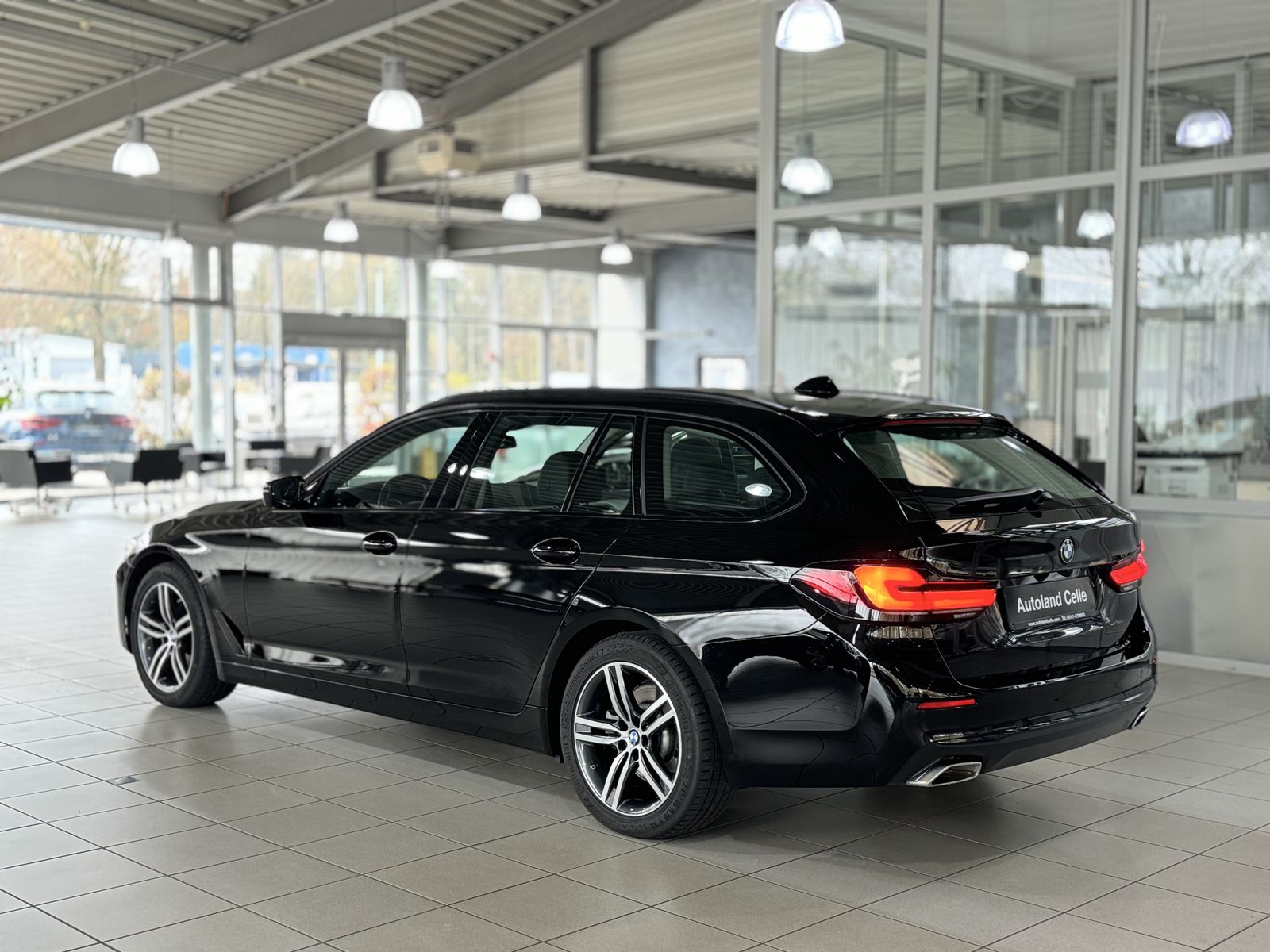 Fahrzeugabbildung BMW 520d Panorama Kamera DAB HiFi DisplKey AHK Sport