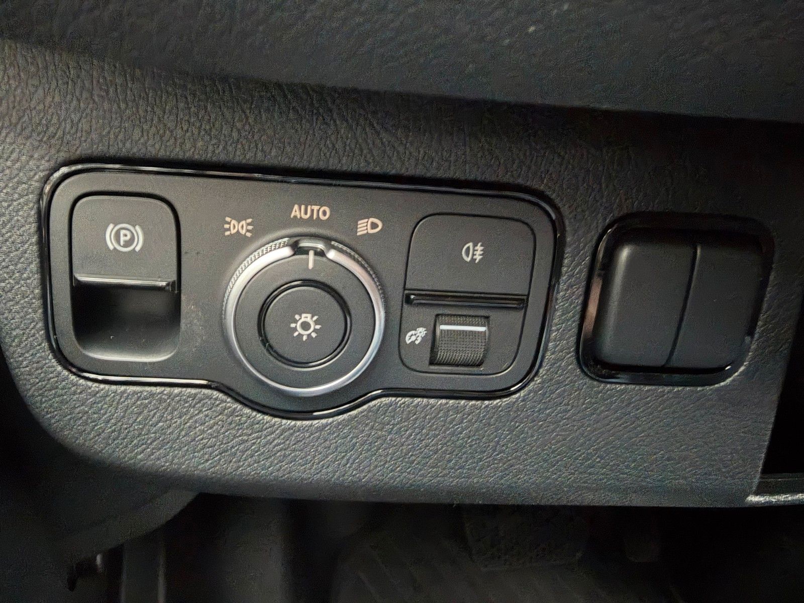 Fahrzeugabbildung Mercedes-Benz Sprinter 319 CDI 3665 DoKa AHK Klima LED