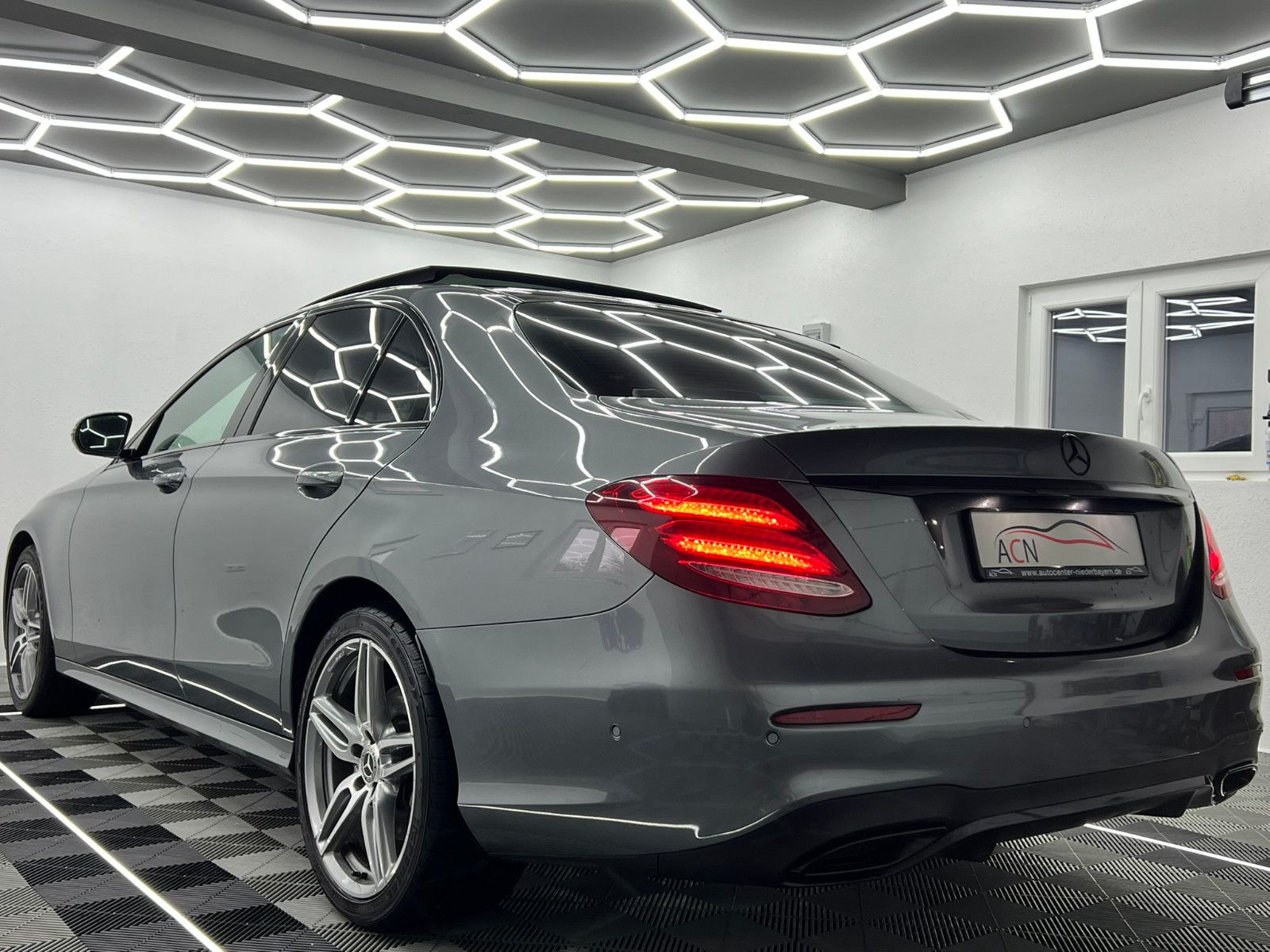 Fahrzeugabbildung Mercedes-Benz E350d AMG-LINE/PANO/BURMESTER/WIDESCREEN/AMBIENT