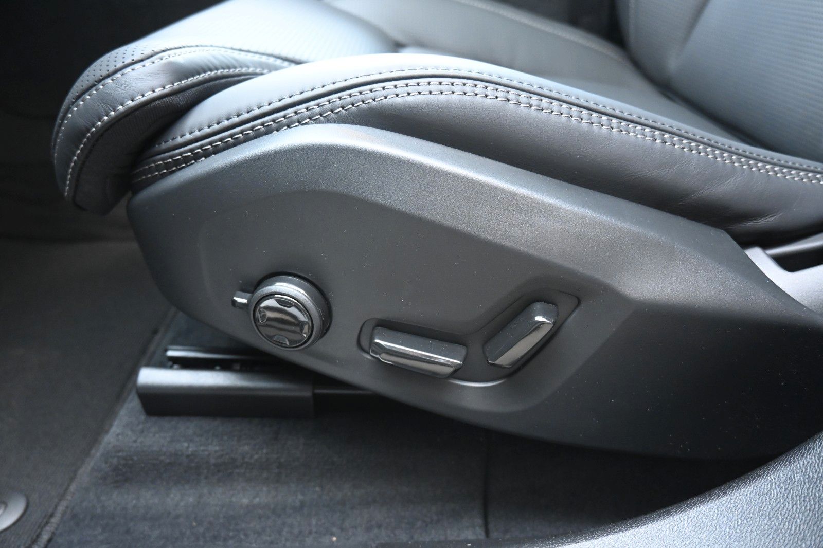 Fahrzeugabbildung Volvo XC60 B5 AWD Ultra Black Edition*LUFT*360*ACC*AHK