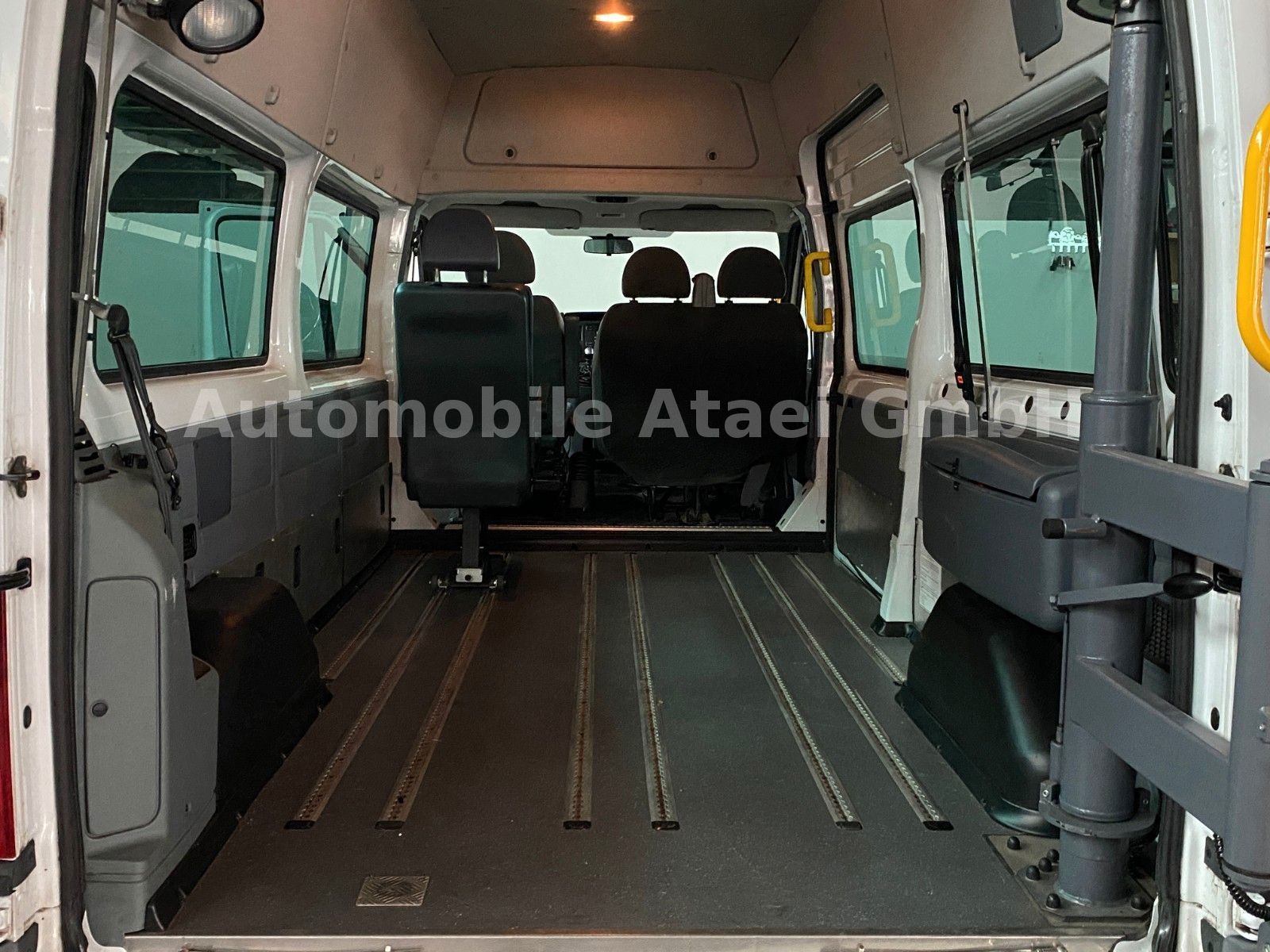 Fahrzeugabbildung Ford Transit Kombi *ROLLSTUHL-LIFT* KLIMA (3761)