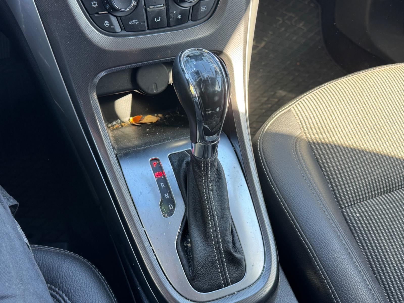 Opel Astra 2011 — photo 13