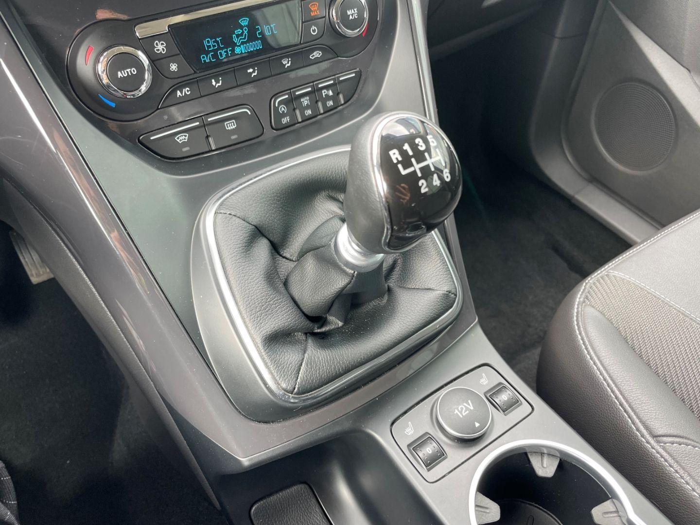 Fahrzeugabbildung Ford Kuga Titanium Klima PDC Navi SHZ heizbWSS Kamera
