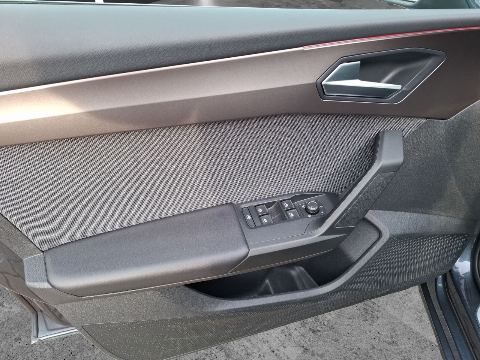 Fahrzeugabbildung SEAT Leon ST eTSI Xcellence DSG LED AHK Navi ACC RFK