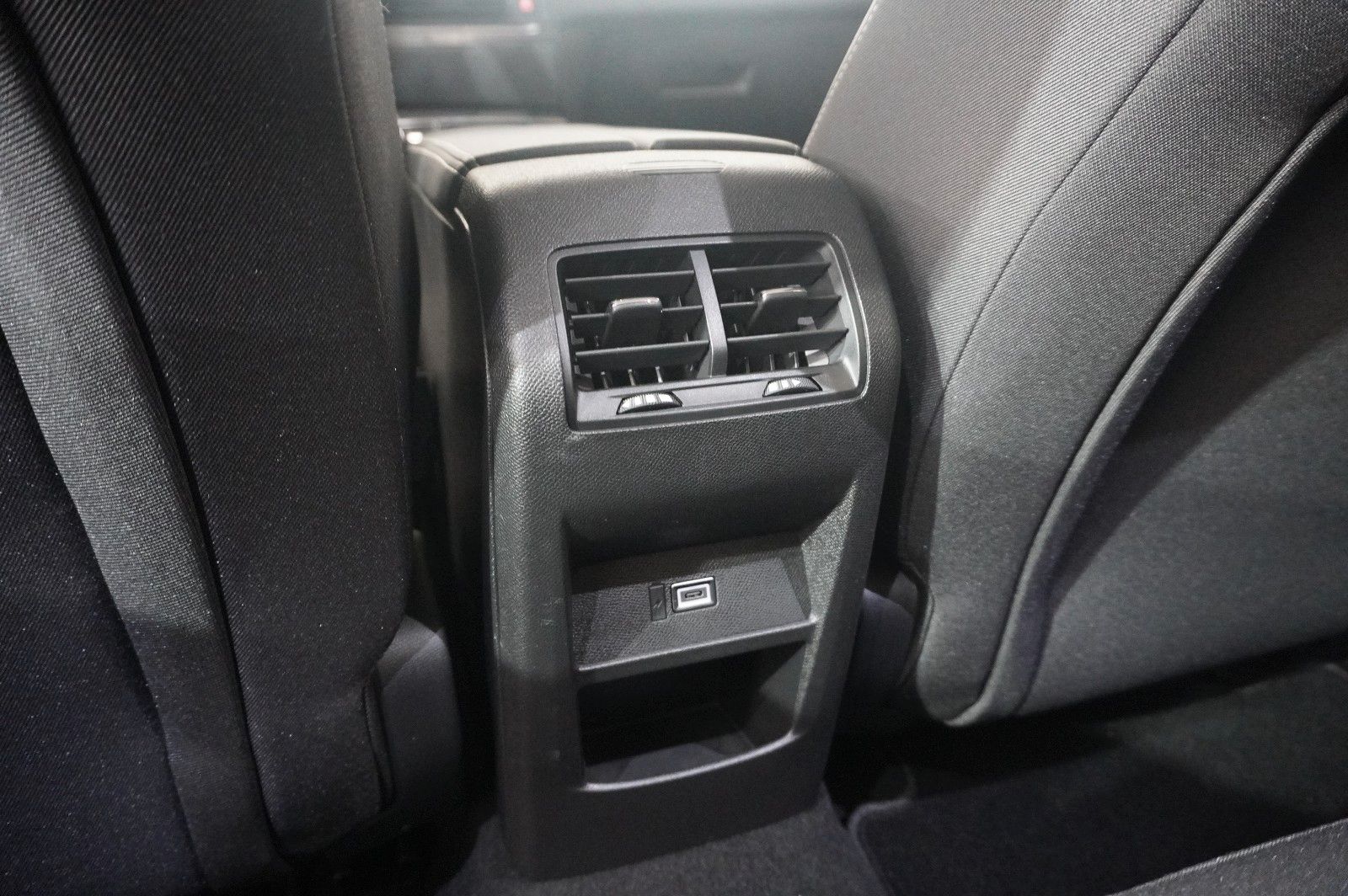 Fahrzeugabbildung Opel Astra L Lim. 1.6 HYBRID BUSINESS NAVI/LED/KAMERA