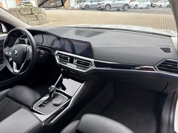 BMW 320i xDrive Limousine Sport Line DAB LED Shz