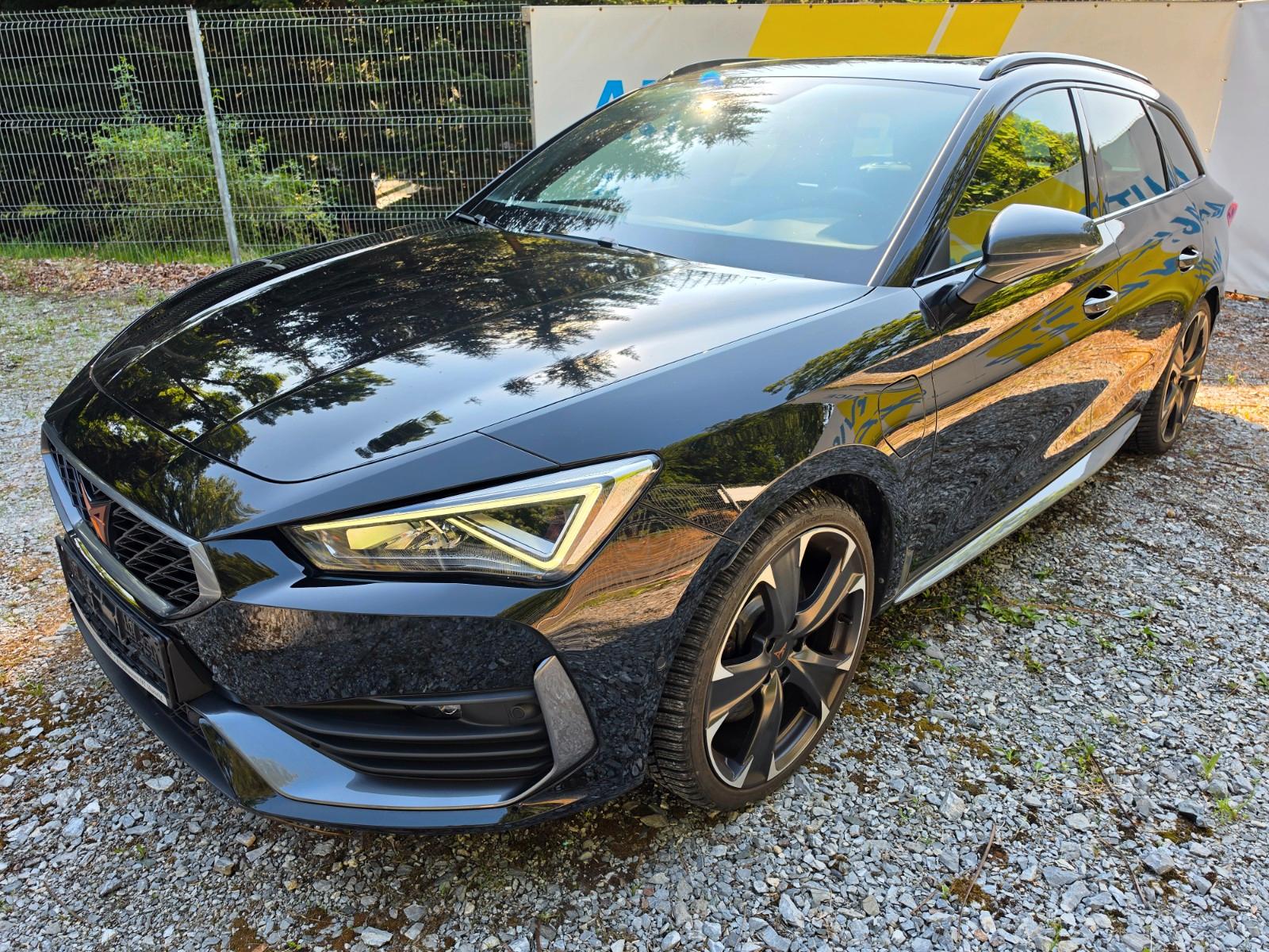 Cupra Leon Sportstourer VZ e-Hybrid / PANO / LEDER