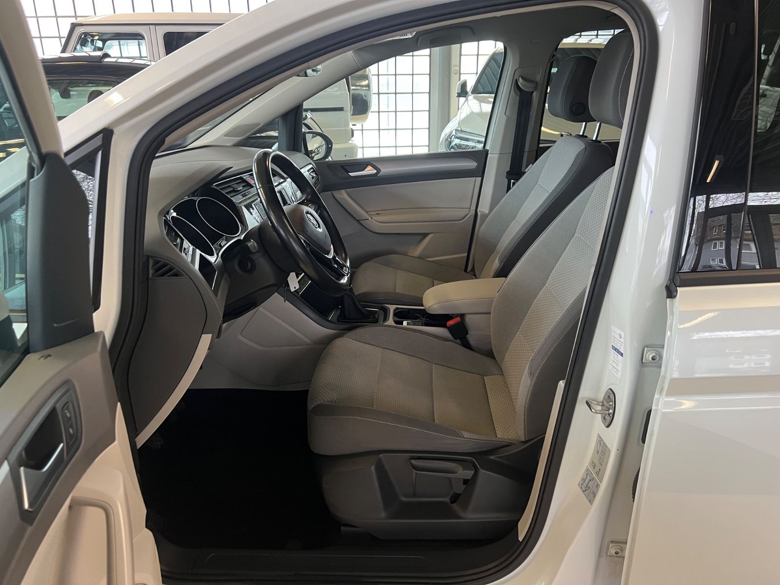 Fahrzeugabbildung Volkswagen Touran 2.0 TDI Comfortline *PERLMUTTWEIß*NAVI*