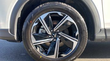 Fahrzeugabbildung Mitsubishi Eclipse Cross Plug-In Hybrid 4WD Intro Edition