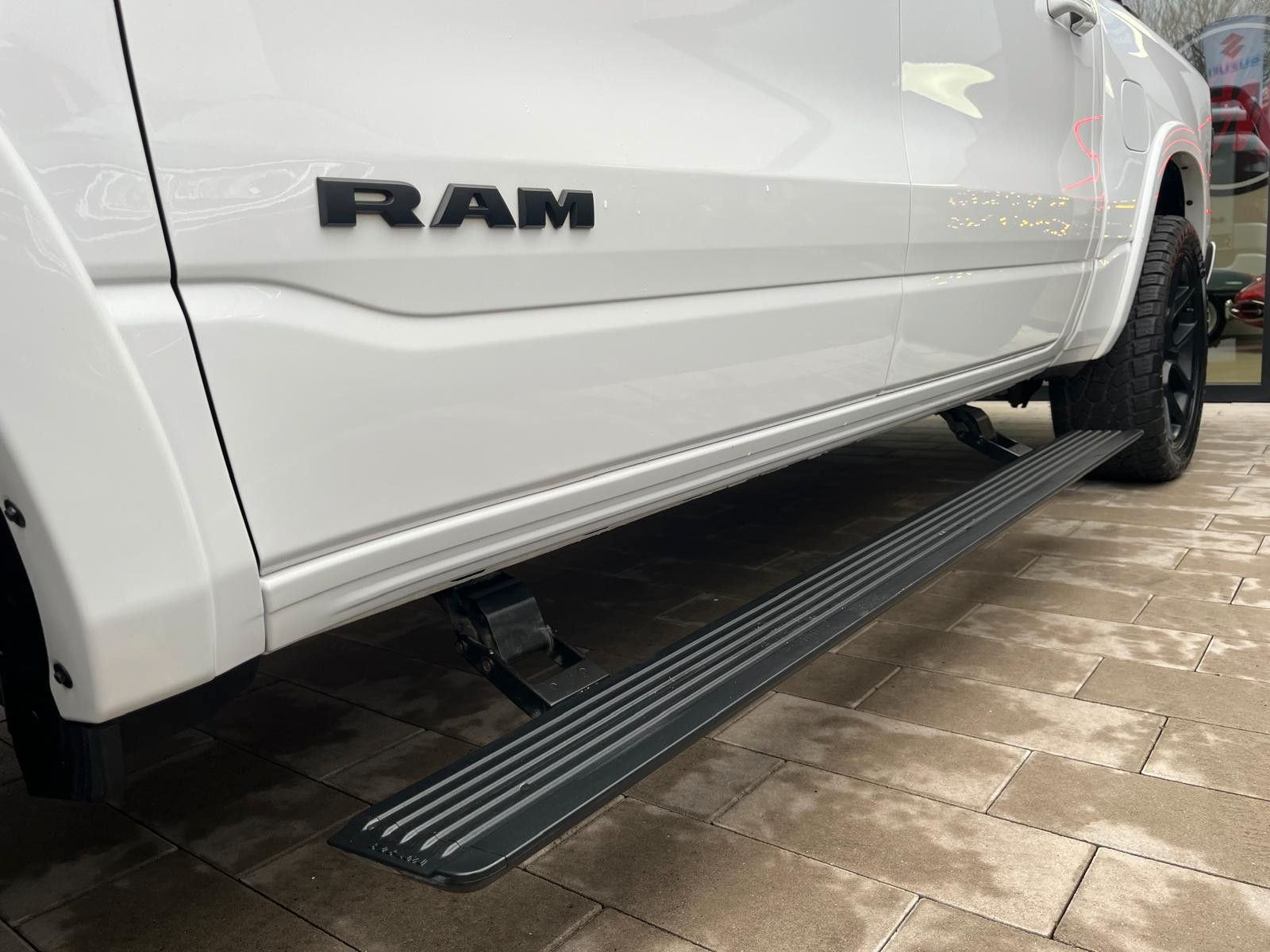 Fahrzeugabbildung Dodge RAM 1500 Laramie / Sport / Crew CAB 4x4