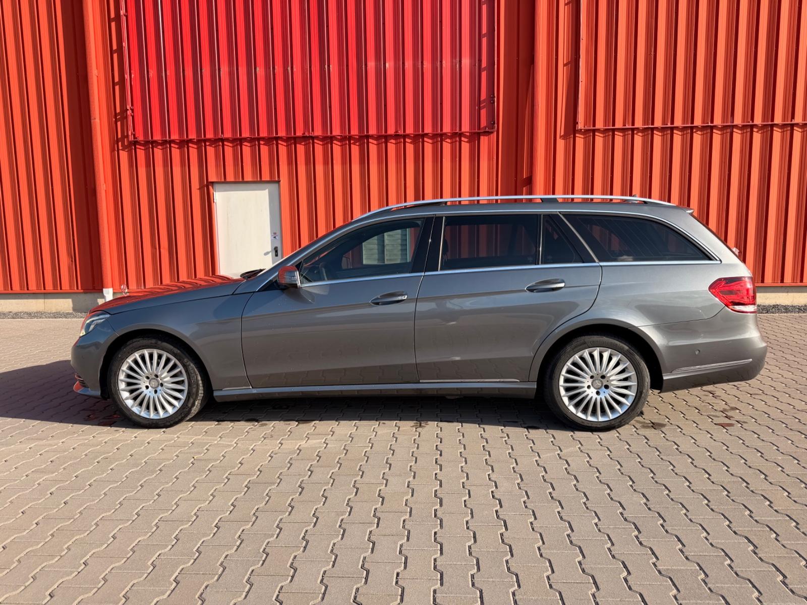 Mercedes-Benz E 220 LED AUTOMATIK LEDER PDC AHK NAVI ACC EU6