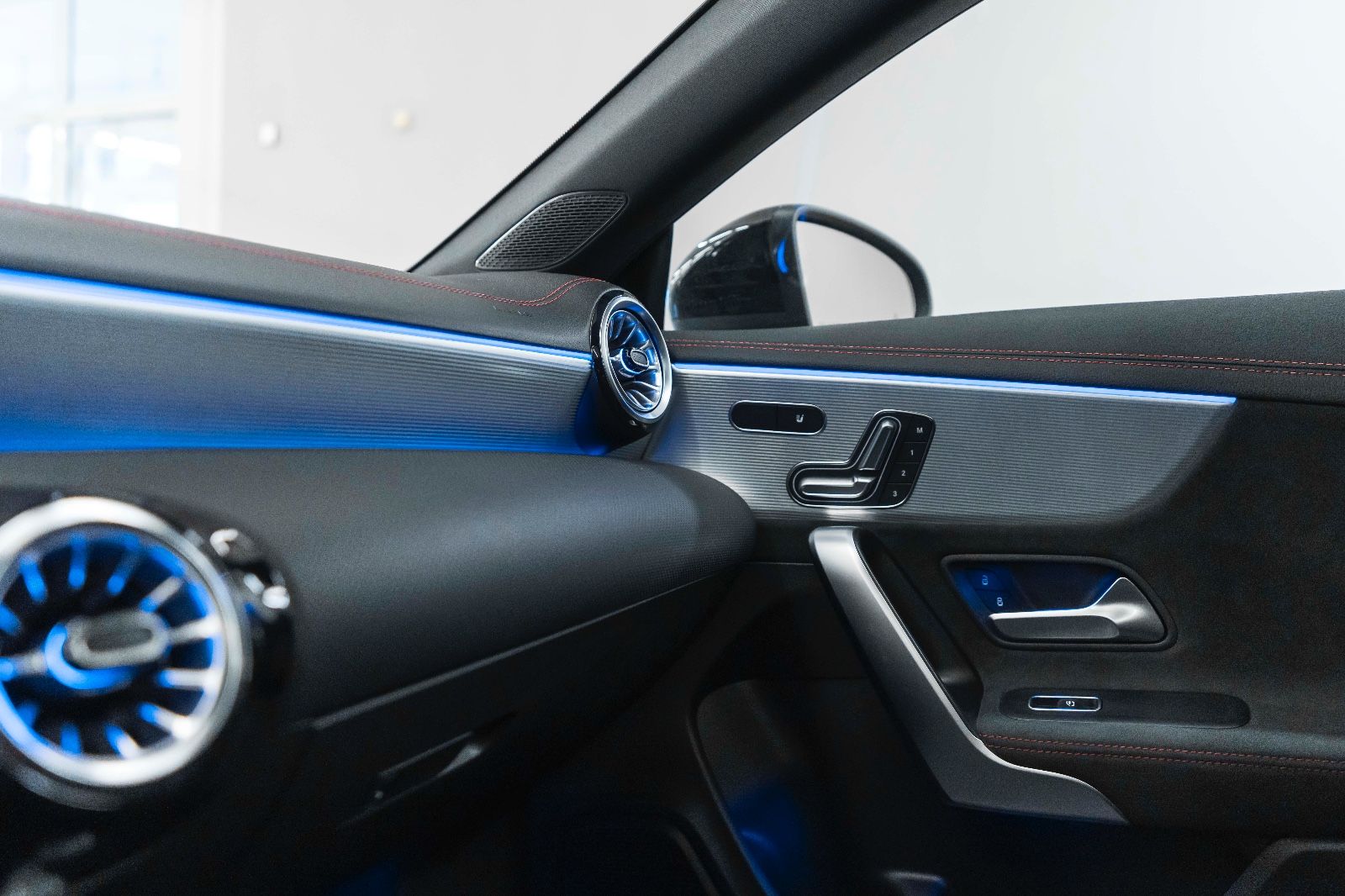 Fahrzeugabbildung Mercedes-Benz CLA 45 AMG 4MATIC 360° LED ALC AMBIENTE SZH NAV