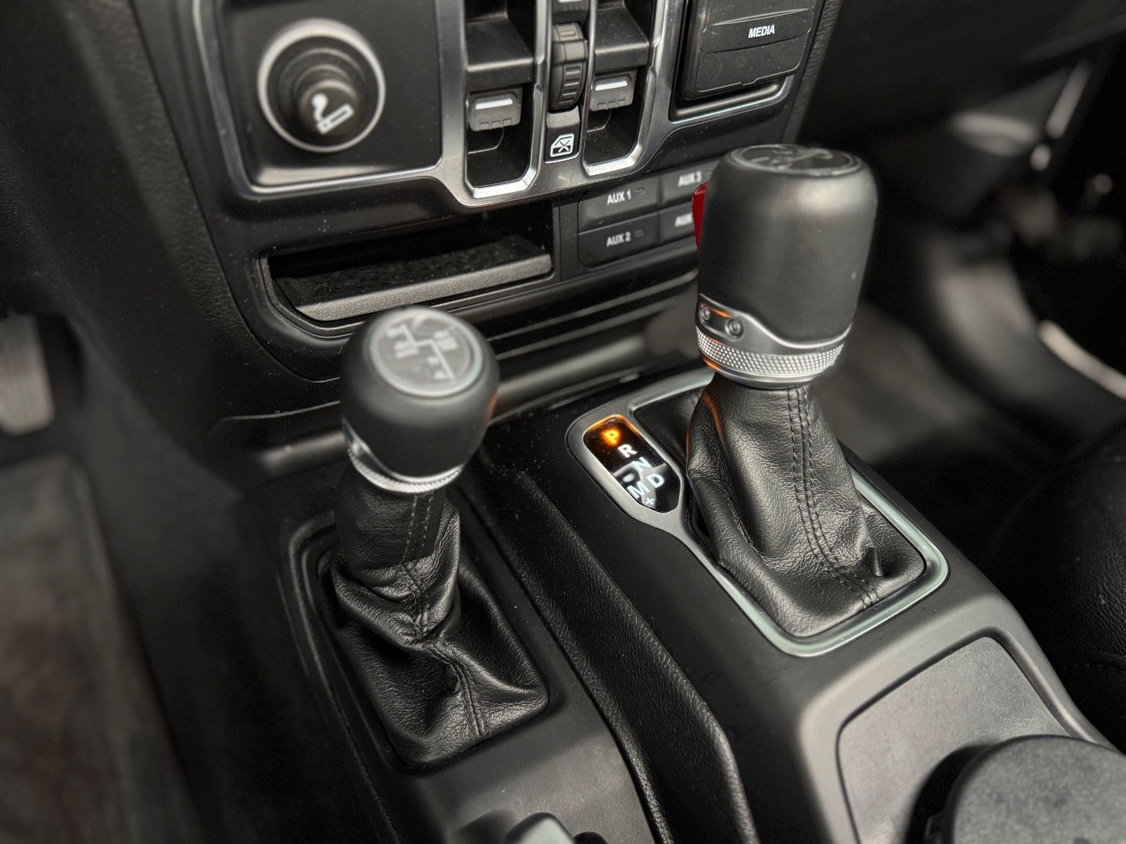 Fahrzeugabbildung Jeep Wrangler Unlimited 2.0 T-GDI Night Eagle Sky One