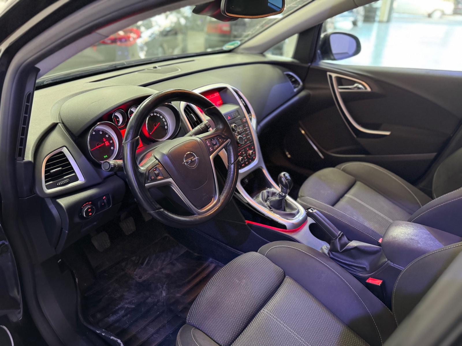 Opel Astra 2011 — photo 7