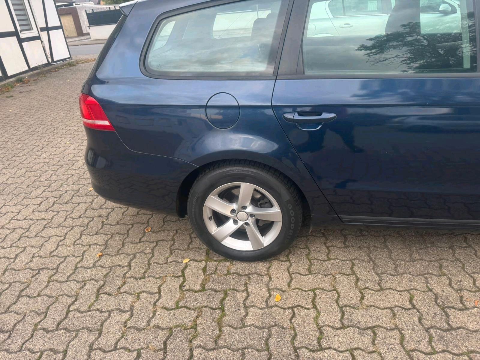 Volkswagen Passat 2011 — engine 105 HP (77kW)