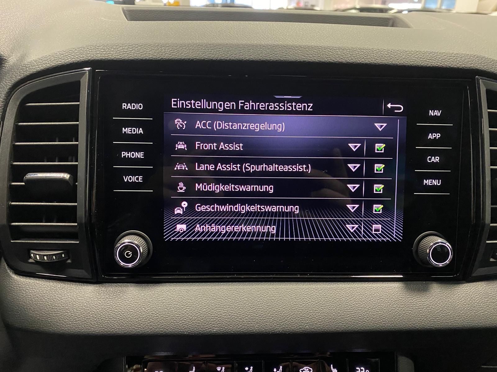 Fahrzeugabbildung SKODA Karoq 1.5 TSI SPORTLINE+MATRIX+ACC+AHK+APP+RFK++