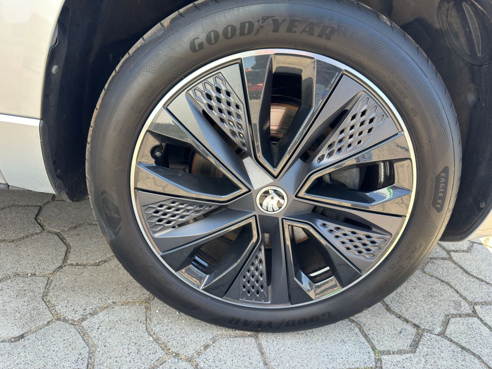 Fahrzeugabbildung SKODA Karoq Sportline 1.5TSI 6-Gang*AHK*RFK*Matrix*eHe