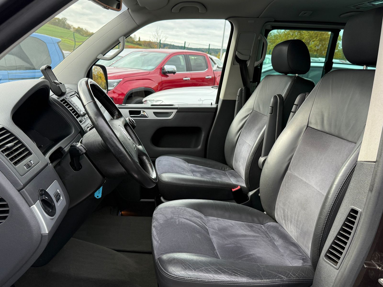 Fahrzeugabbildung Volkswagen T5 Multivan Highline 2.5 TDI AHK GRA Navi PDC
