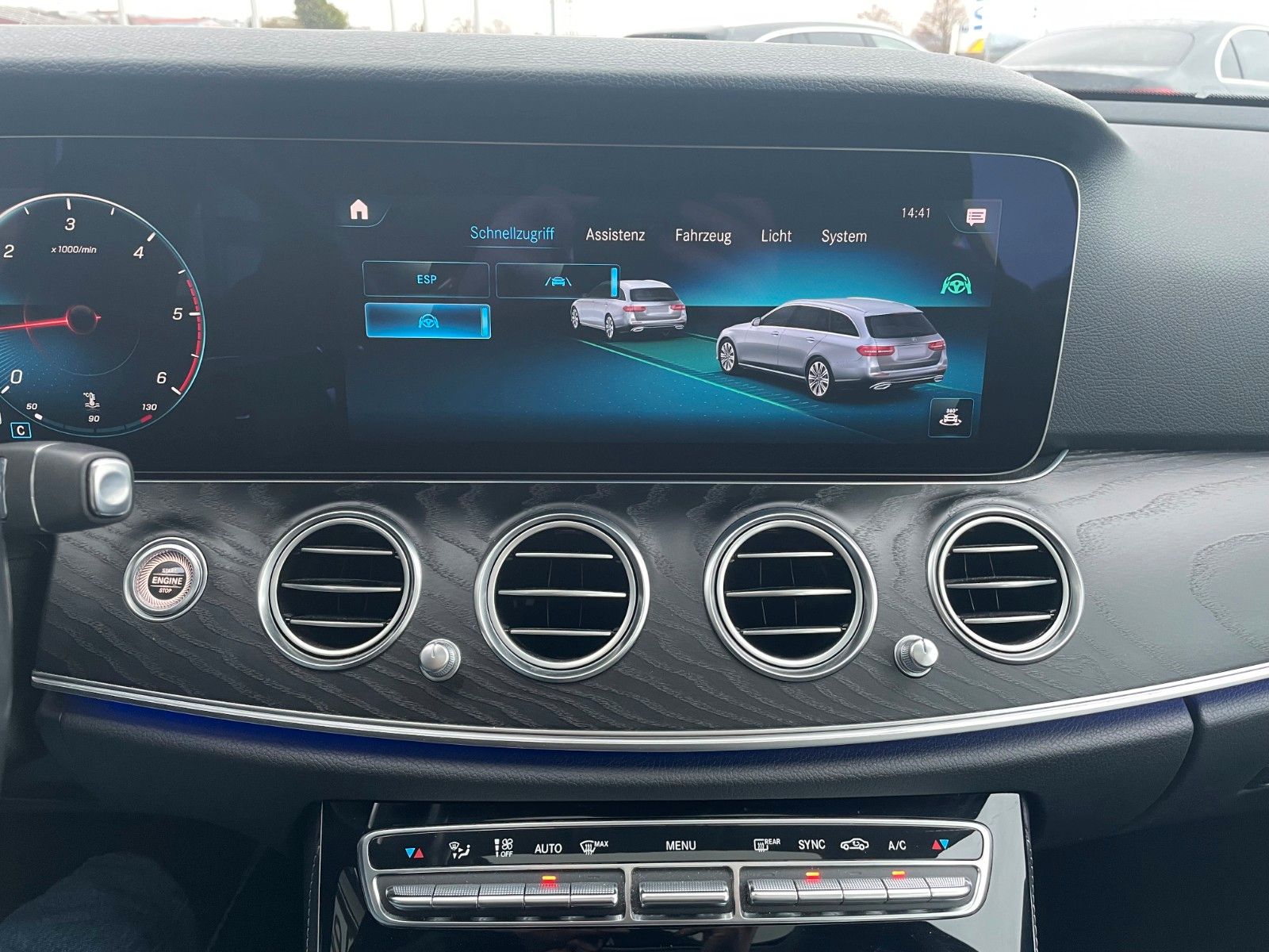 Fahrzeugabbildung Mercedes-Benz E 220 d T Pano+Ambiente+Distr+360°+Comand+DAB