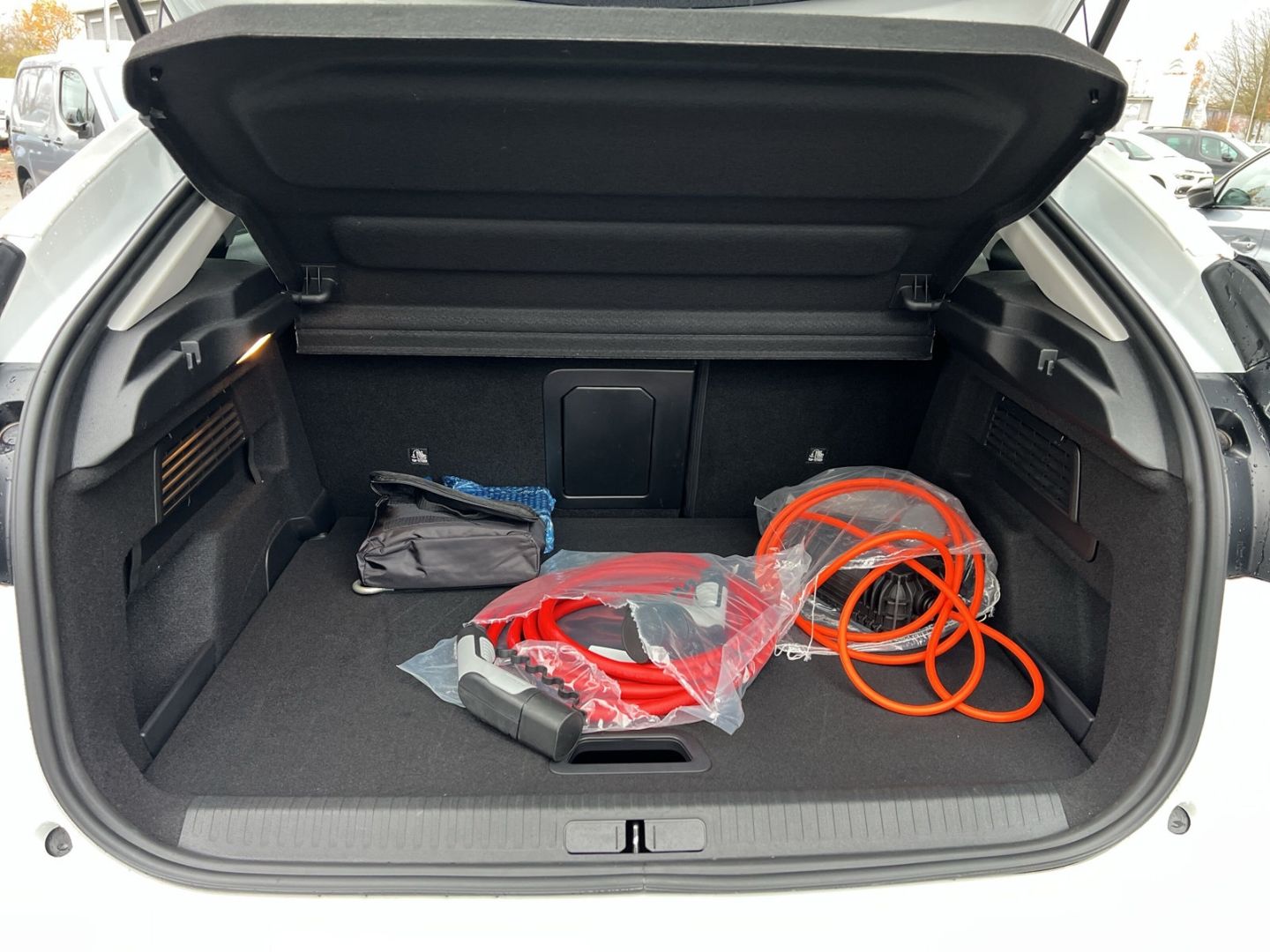 Fahrzeugabbildung Citroën C4 Elektro 136 Shine Navi 360 Kamera LED CarPlay