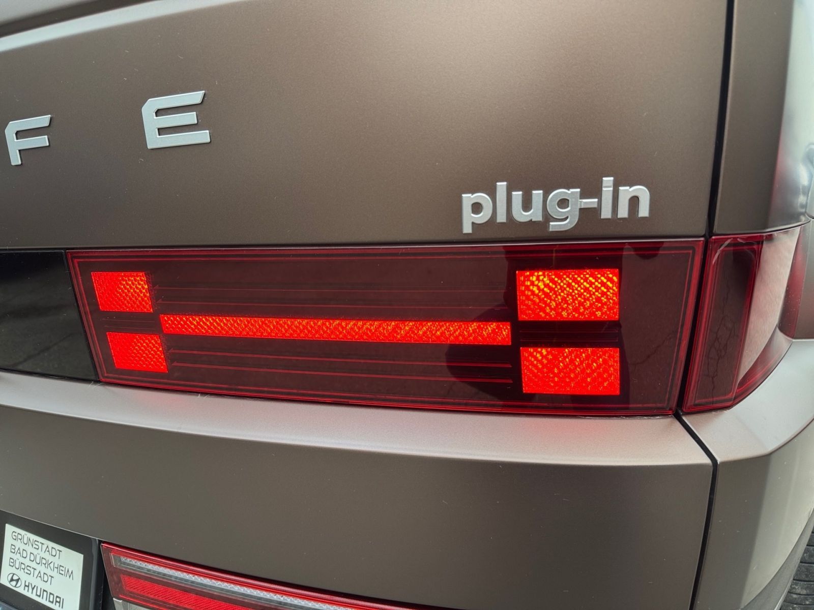 Fahrzeugabbildung Hyundai SANTA FE 1.6T-GDI Signature Plug-In H. 4WD