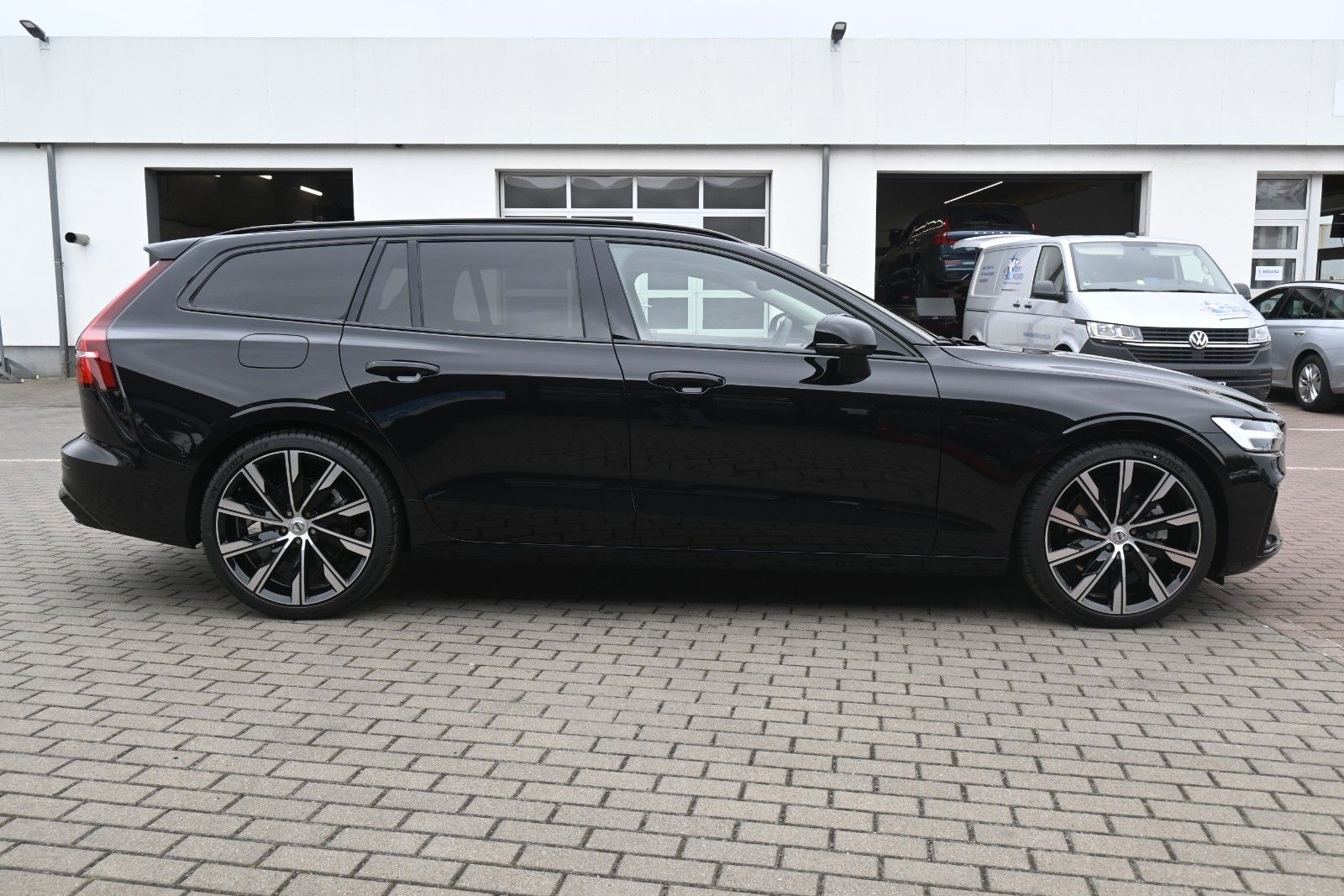 Fahrzeugabbildung Volvo V60 B4 DKG Ultra Dark*B&W*Massage*ACC*AHK*20"