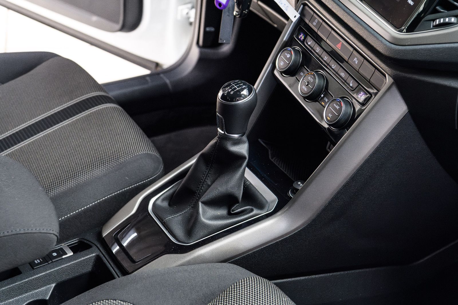 Fahrzeugabbildung Volkswagen T-Roc Style +Bicolor +Navi *GJR+SHZ+LANE ASS