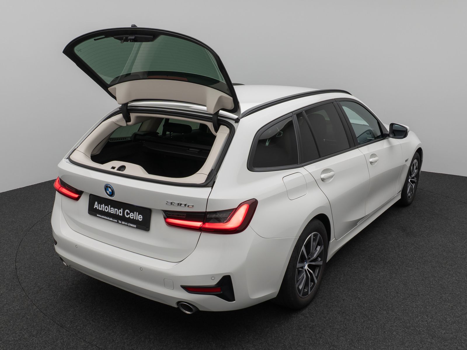 Fahrzeugabbildung BMW 330e DAB CockPitPr Lenkrhz PDC Stop&Go Alarm AHK