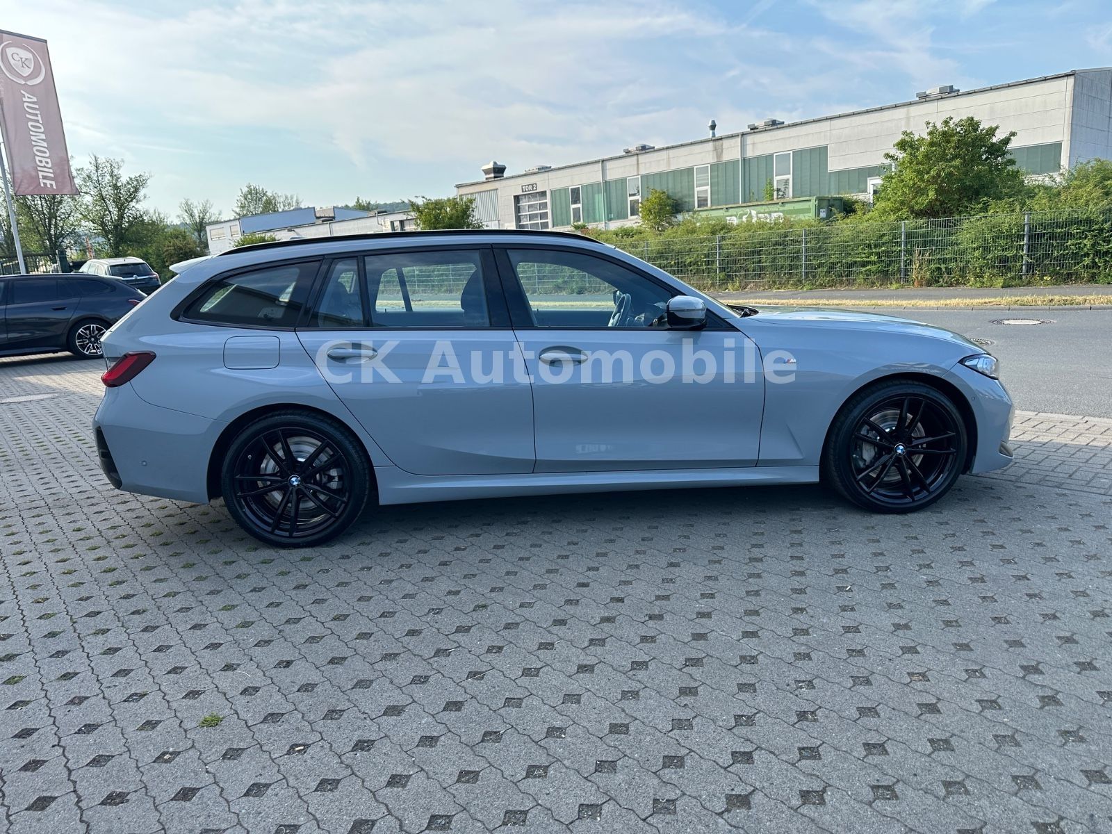 Fahrzeugabbildung BMW 330d xDrive Touring M-Sport/Navi/Head-Up/LED/Kam