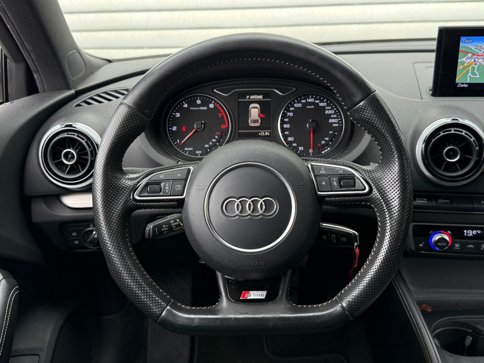 Fahrzeugabbildung Audi A3 Sportback S-Line Navi SHZ PDC Xenon Tempomat