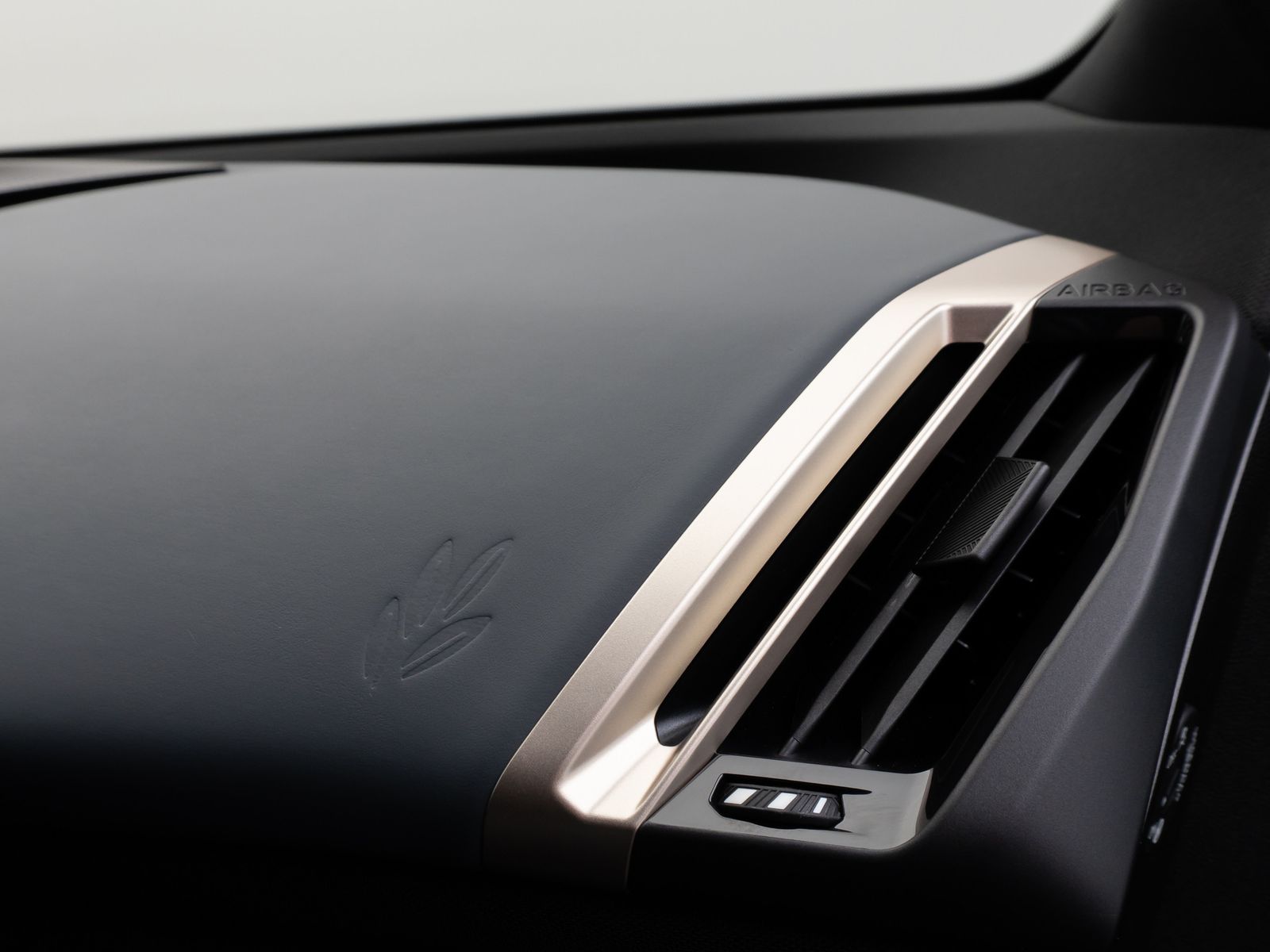 Fahrzeugabbildung BMW iX M60 360°Laser B&W DAB SoftCL ACC AHK 22Zoll