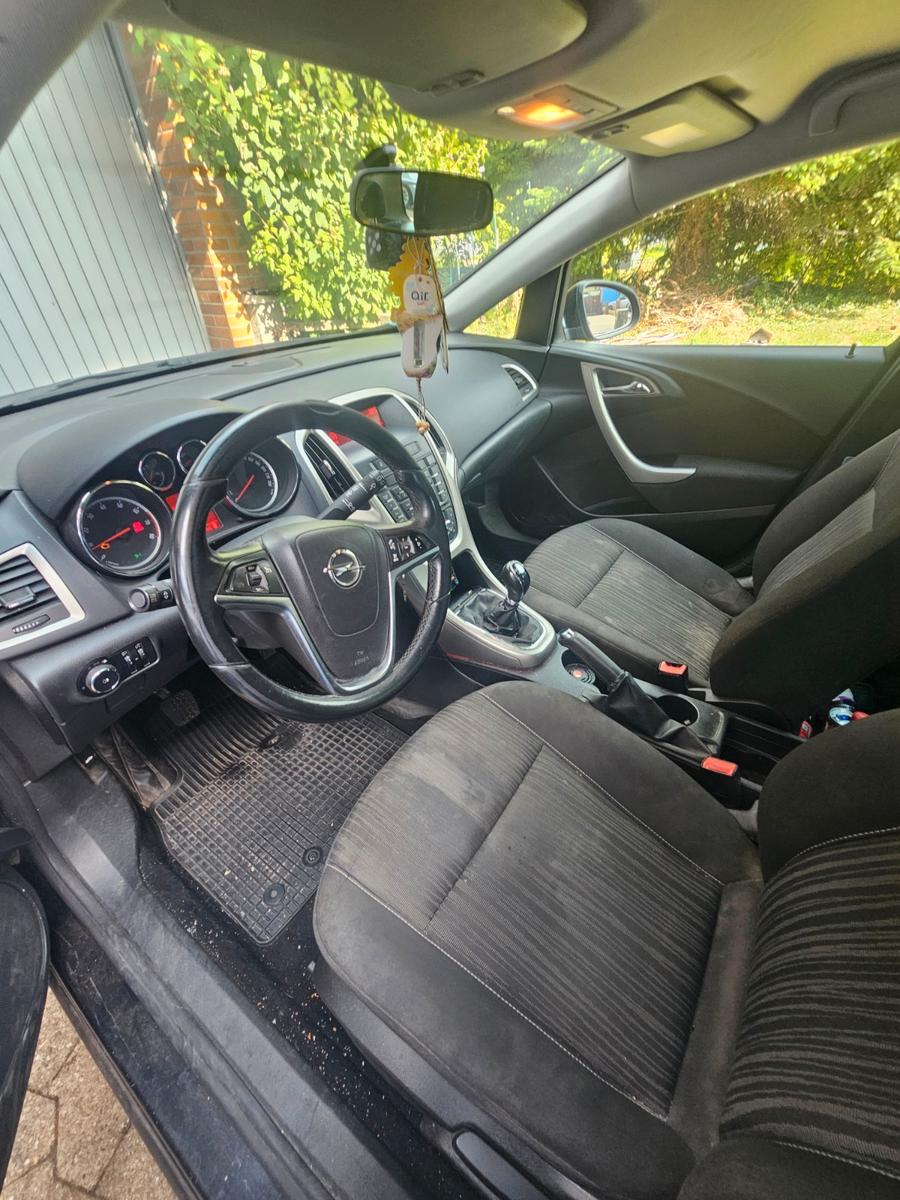 Opel Astra 2012 — photo 13
