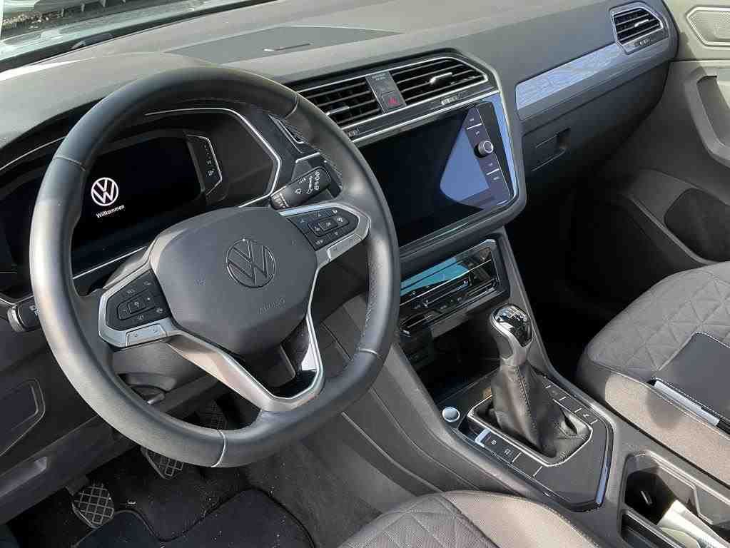 Fahrzeugabbildung Volkswagen Tiguan TSI Life LED Navi AID ACC PDC SH