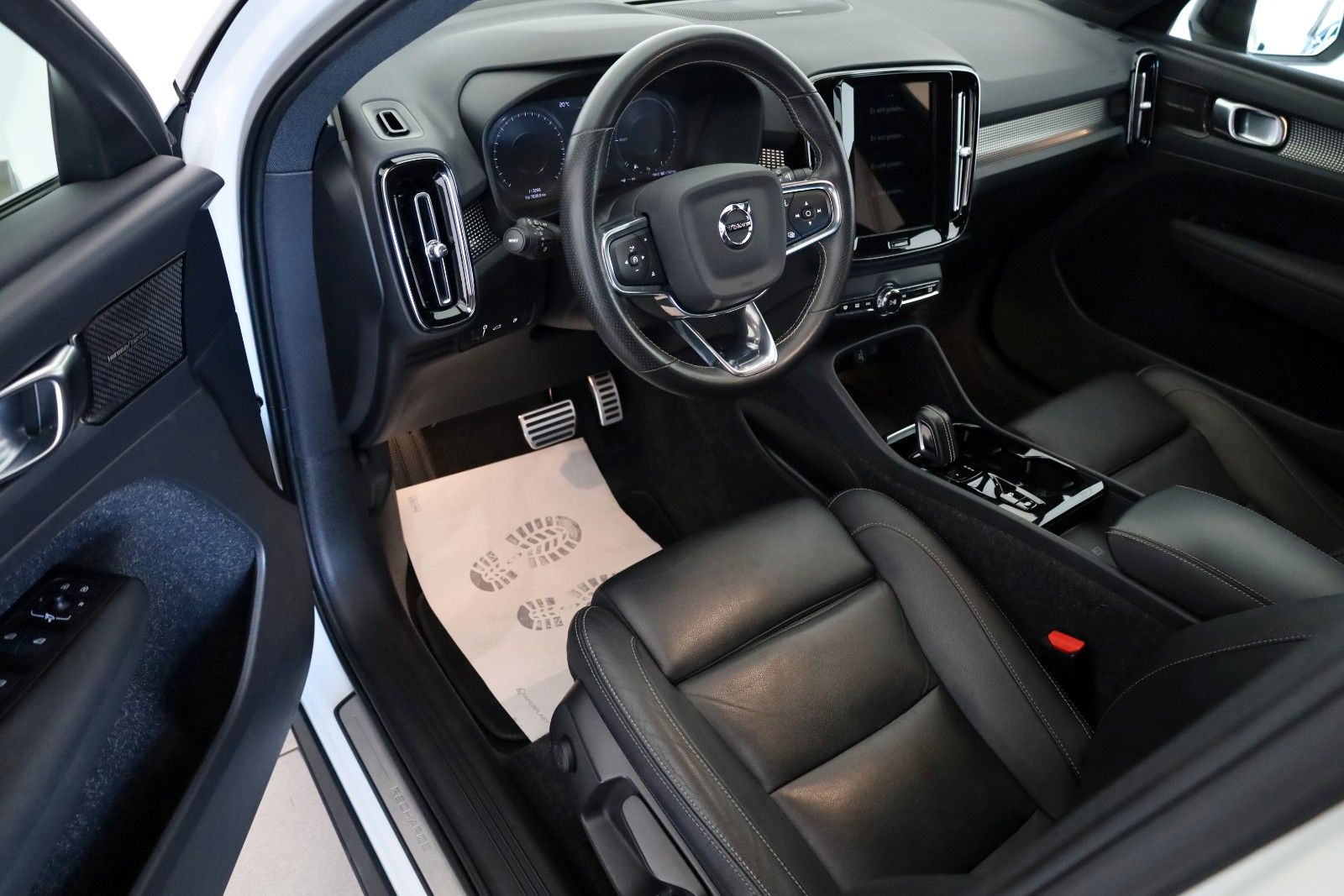Fahrzeugabbildung Volvo XC40 T5 Recharge R Design Leder,Navi,PanDach,360