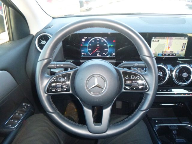 Fahrzeugabbildung Mercedes-Benz GLA 200 >AUT/LED/NAV/SHZ/Teilleder<