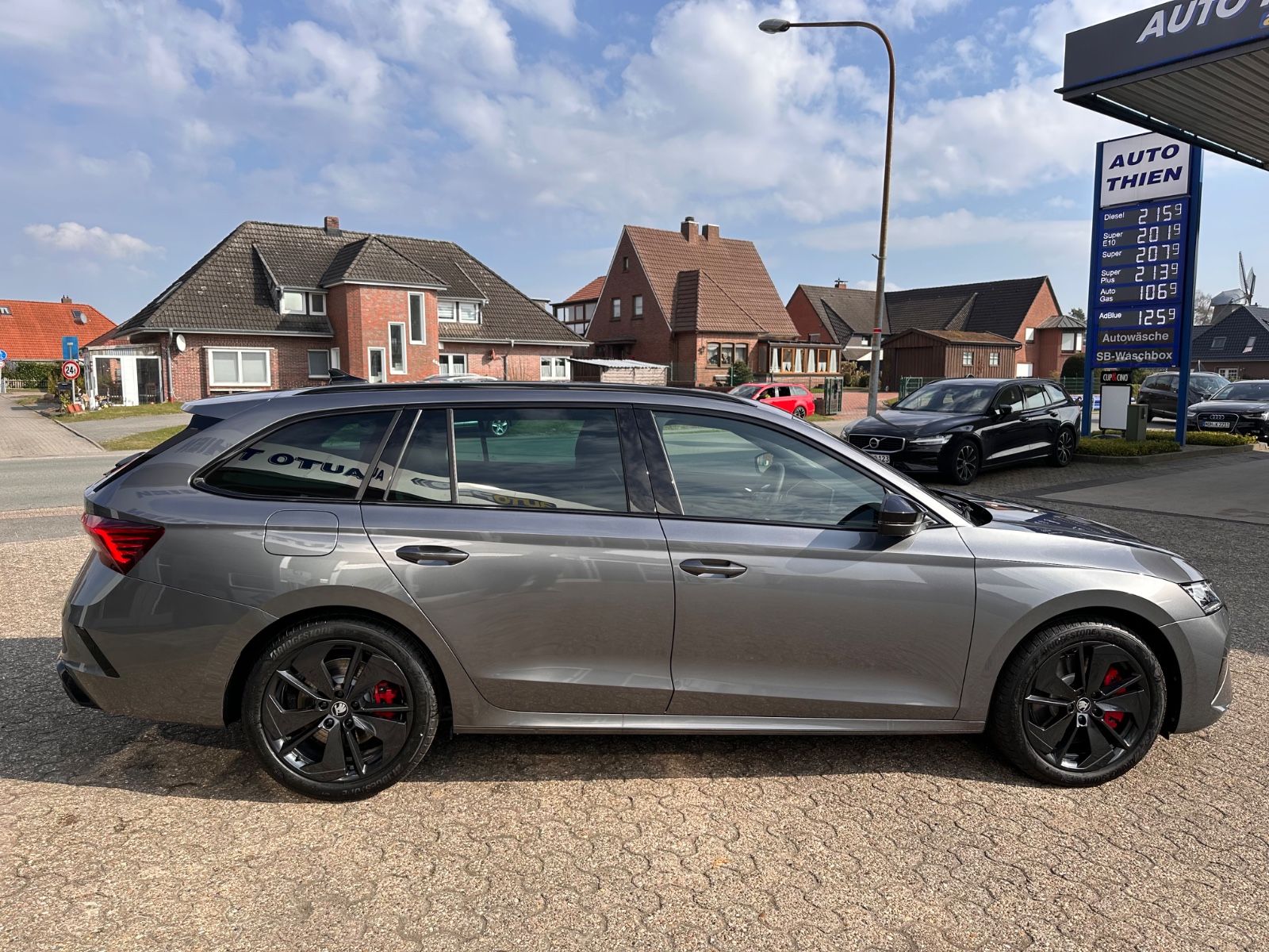 Fahrzeugabbildung SKODA Octavia Combi RS 2.0 TSI Matrix/Pano/Navi/ACC