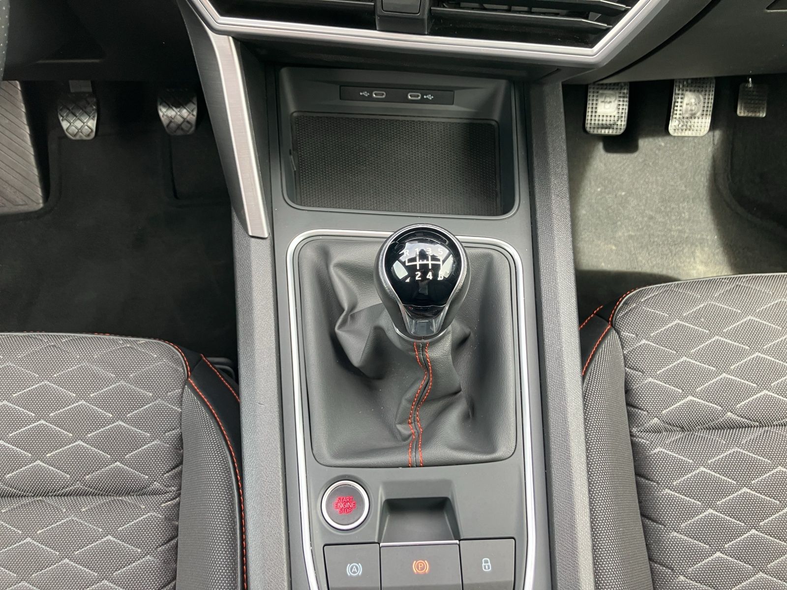 Fahrzeugabbildung SEAT Leon TSI FR Fahrschule - LED AHK Navi GRA Park-A