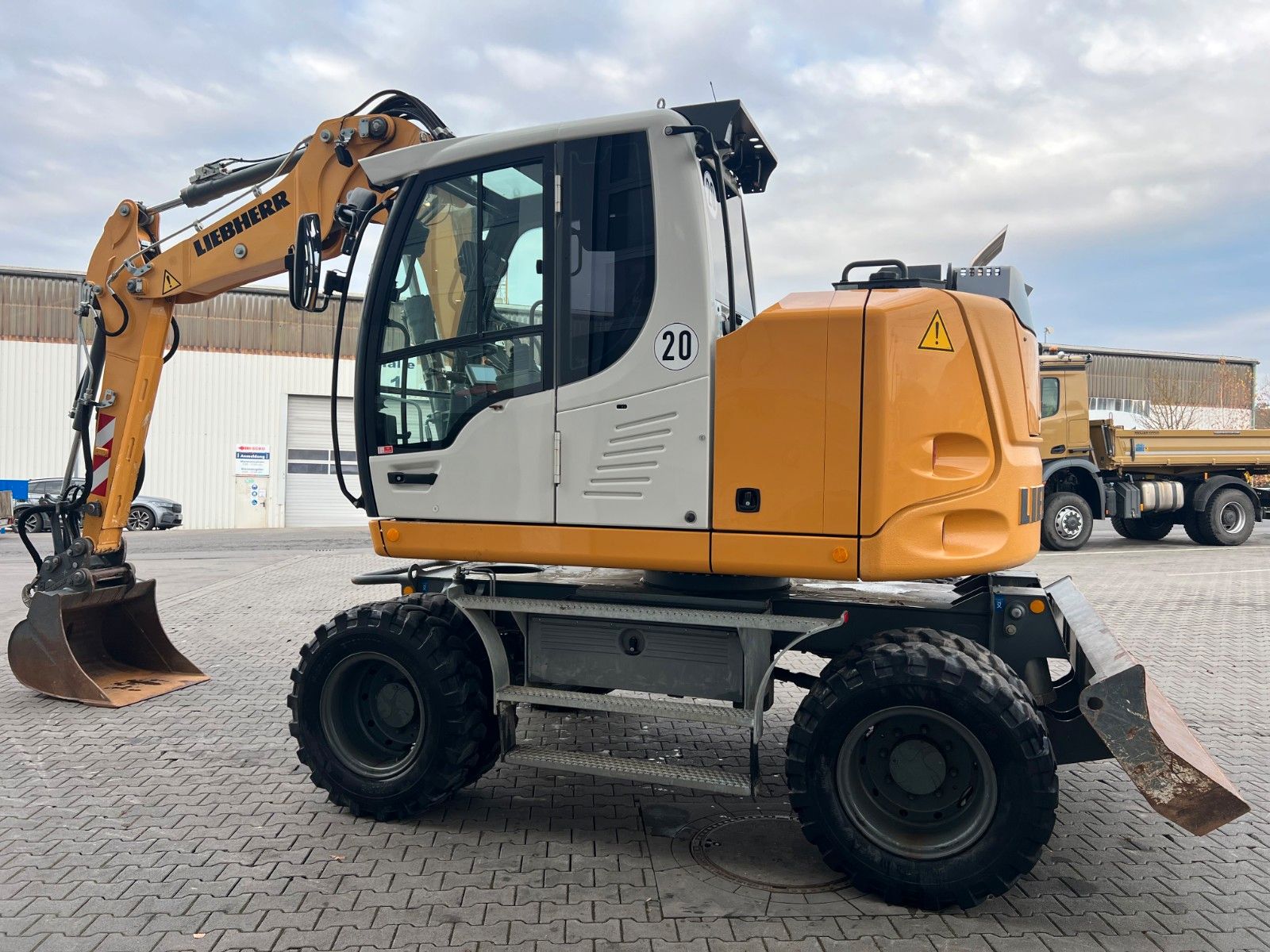Fahrzeugabbildung Liebherr A 910 C Litronic / 2.381h / SW33