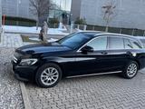 Mercedes-Benz 200 - schwarze Mercedes-Benz 200