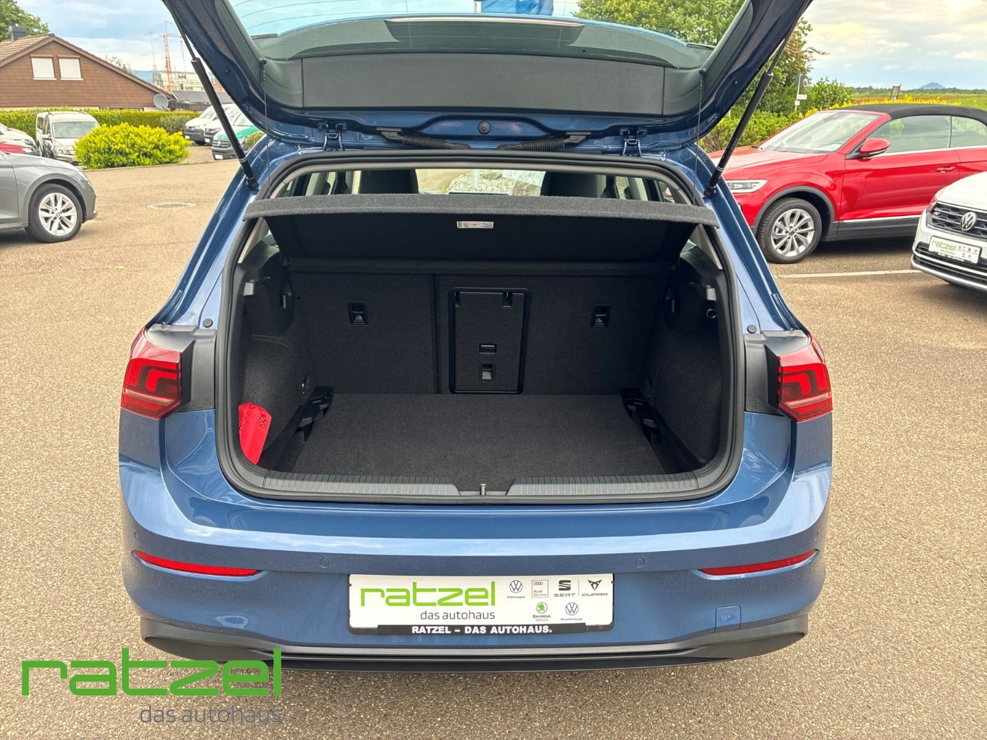 Fahrzeugabbildung Volkswagen Golf VIII Life 1,5 TSI HUD Navi Digitales Cockpi