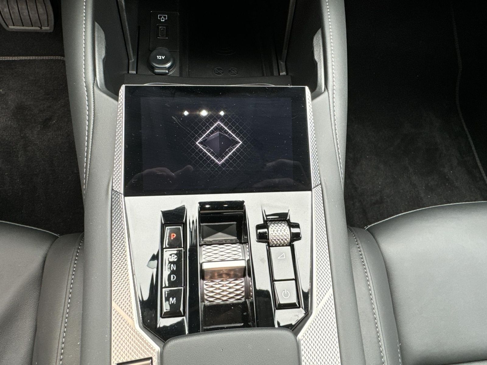 Fahrzeugabbildung DS Automobiles DS4 Rivoli NAVI+CARPLAY+SCHALTWIPPEN