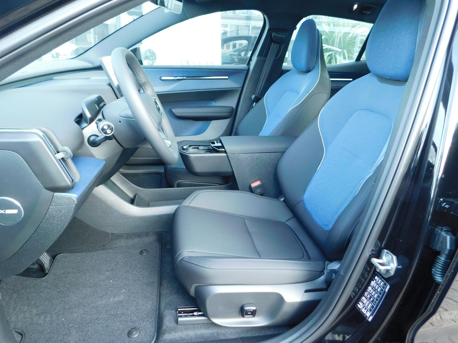 Fahrzeugabbildung Volvo EX30 Plus 2WD Pure Electric