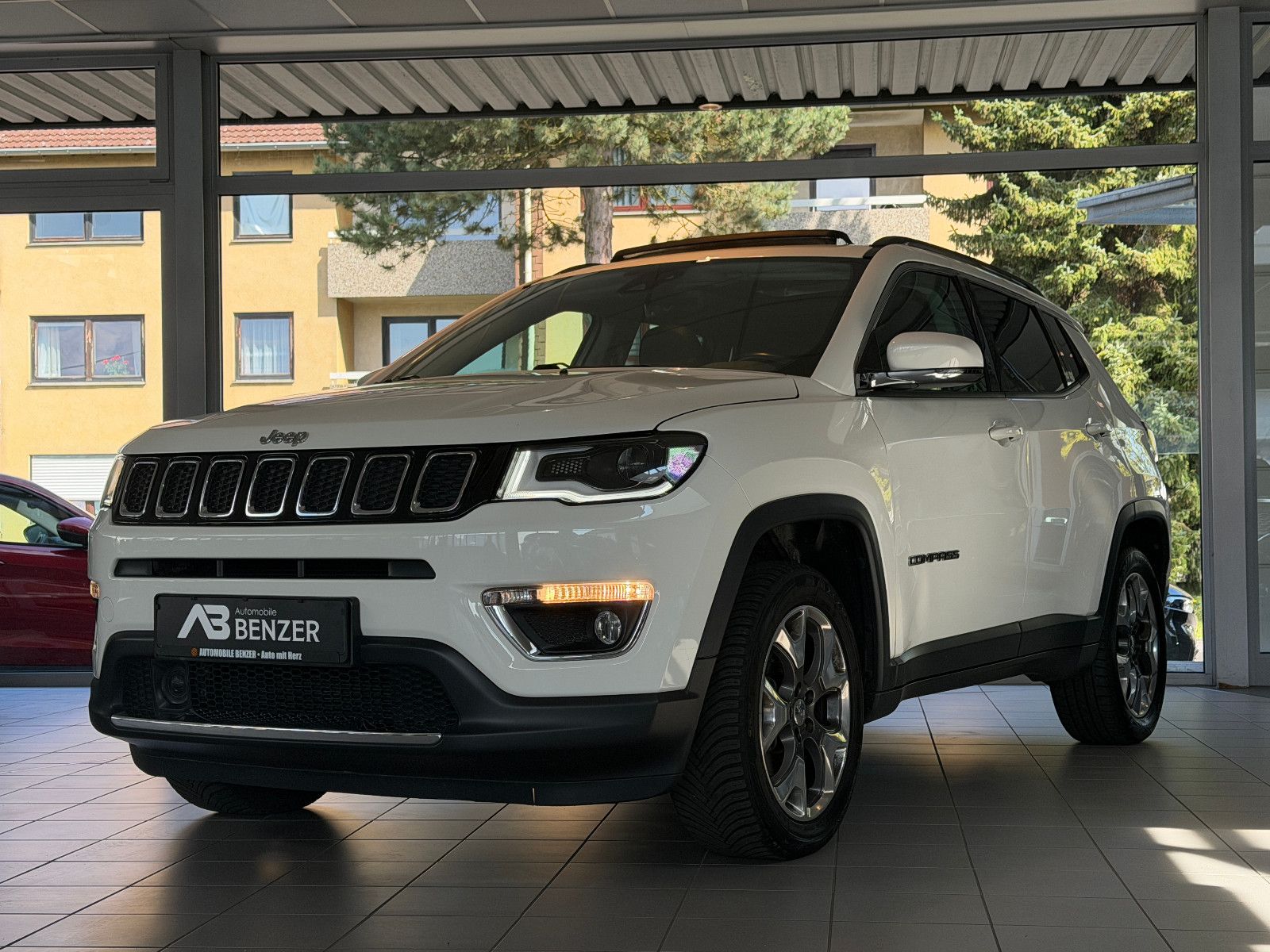 Fahrzeugabbildung Jeep Compass Limited 4WD /PANO/SHZ/L-HEIZ/PDC