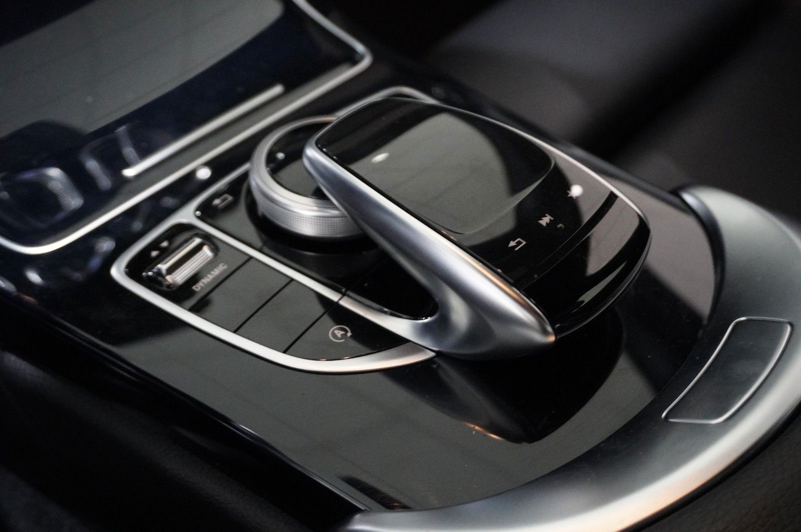 Fahrzeugabbildung Mercedes-Benz C 200 LIM. AMG LINE NAVI/LED/KAMERA/SH/SPORT/AHK