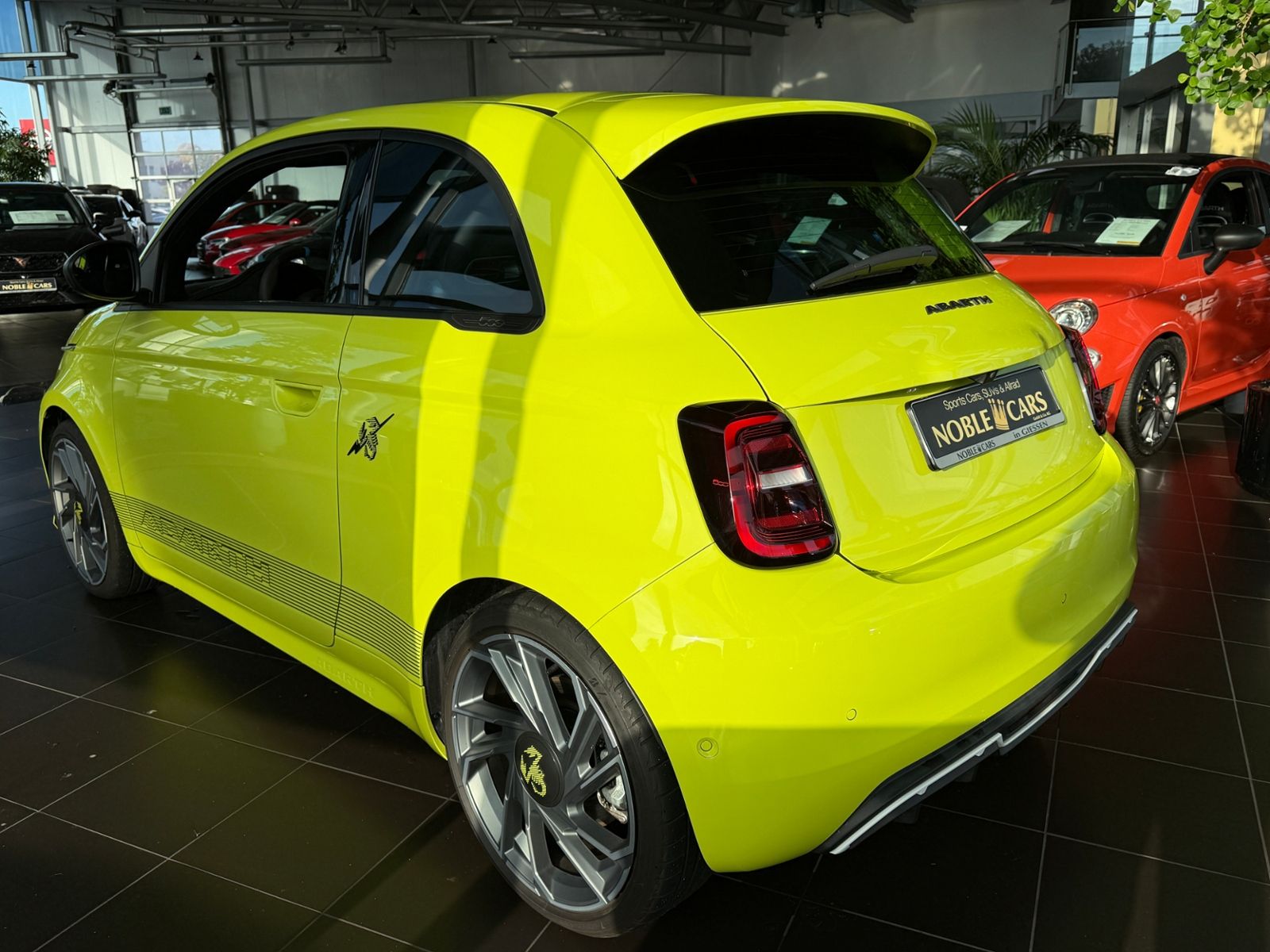 Fahrzeugabbildung Abarth 500e 42kWh Scorpionissima PANO KAM LED
