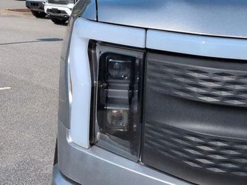Ford F 150 Lightning Flash grosse Batterie im Vorlauf