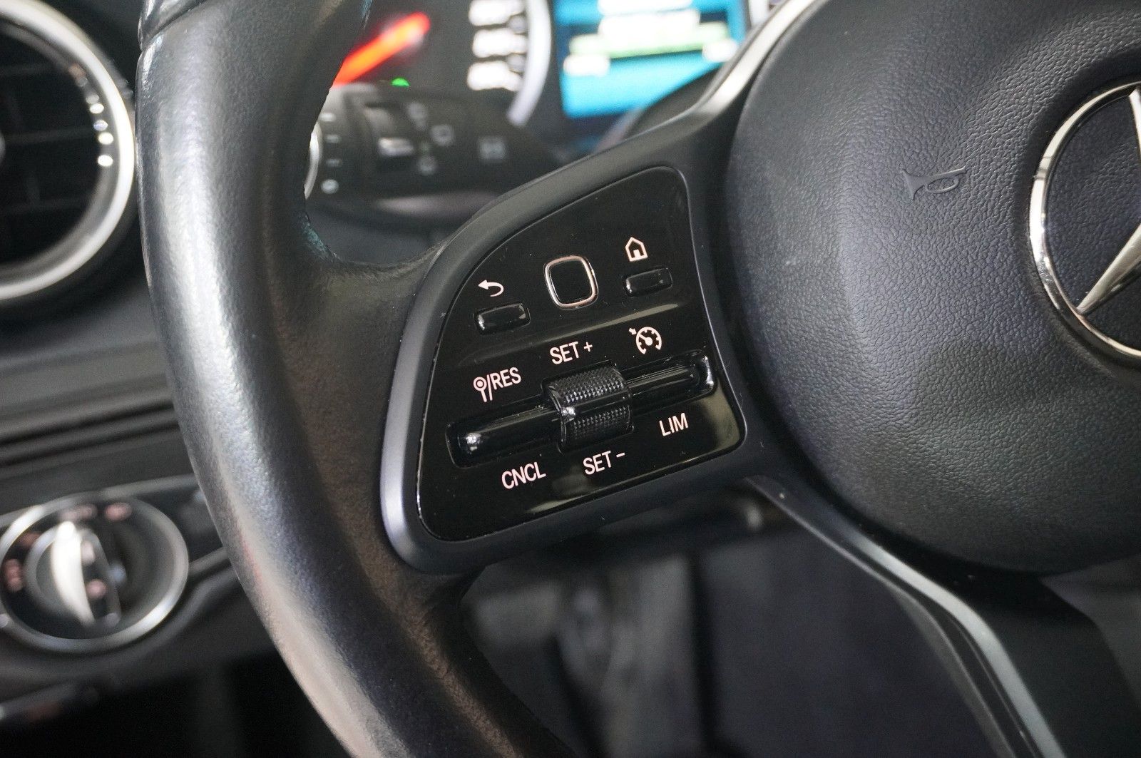 Fahrzeugabbildung Mercedes-Benz C 200D T BUSINESS NAVI/LED/KAMERA/SH/BURMESTER